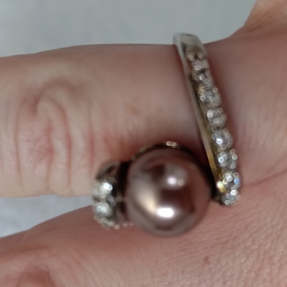 Elegant Pearl and Crystal Women's Ring